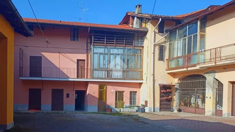 Casa di corte in vendita