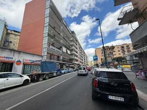 Locale commerciale / negozio in affitto, € 950, Napoli, Viale Cavalleggeri D'Aosta 49 (Bagnoli), 100 m²