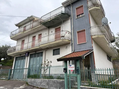 Intero stabile più terreno