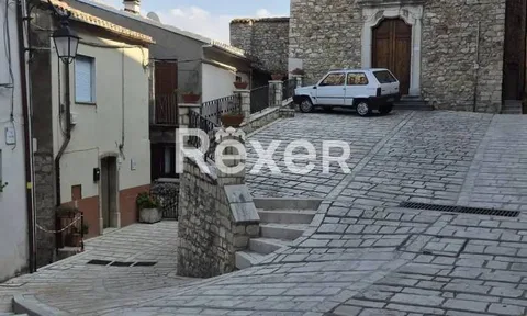 Vendesi casa indipendente con cantina, camino e legnaia – Via Due Porte, Lucito (Cb)