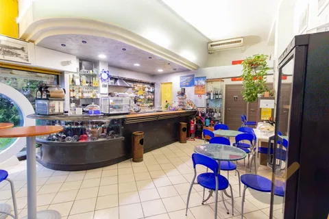 Ottima opportunità: bar e tavola fredda in zona strategica
