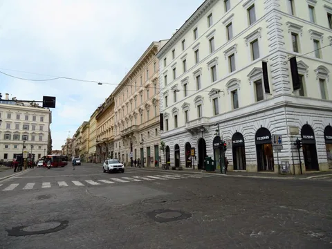 Locale commerciale / negozio in affitto, Prezzo riservato, Roma (Monti), 780 m²