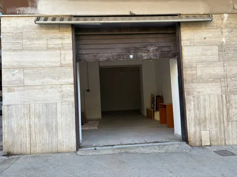 Locale commerciale / negozio in affitto, € 400, Maddaloni, Via Starza, 80 m²