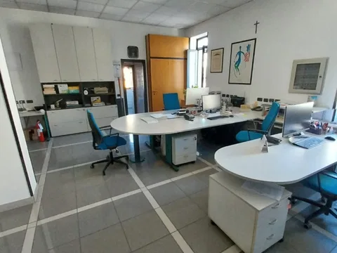 Appartamento uso ufficio in affitto, € 2.500, Torre Del Greco, Via Circumvallazione, 210 m²