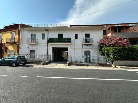 Locale commerciale / negozio in affitto, € 300, Maddaloni, Via Appia, 50 m²